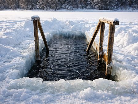Жизнь Евгения перевернулась после купания в ледяной проруби: о чем (не) говорят мужчины