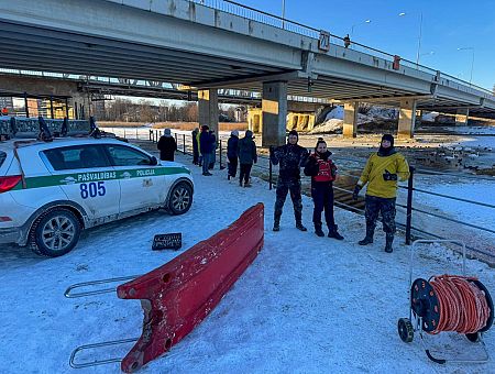 В лютый мороз в Болдерае: полицейские добровольно надели гидрокостюмы и спасали лебедей (ФОТО)
