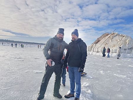 Герой, отзовись! Провалившийся под лед мужчина ищет своего спасителя (ФОТО)