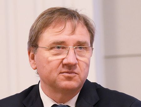 А почему ректор получает 21 725 евро в месяц, а профессор 830? Крик души дерматовенеролога