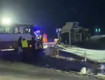 Лобовое столкновение фуры с автобусом: тяжелое ДТП на Лиепайском шоссе (ВИДЕО)