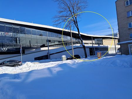 «Серьезно?» Крышу торгового центра повредил снег, но он продолжает работу