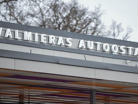 Трое на одного: в Валмиере компания сначала избила подростка, а затем и полицейских