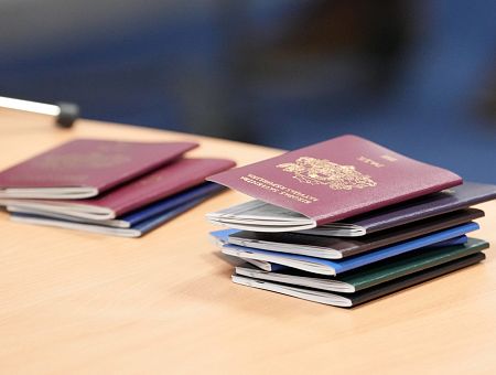 Земессарг! И говорит по-латышски! За что Никиту лишают гражданства Латвии