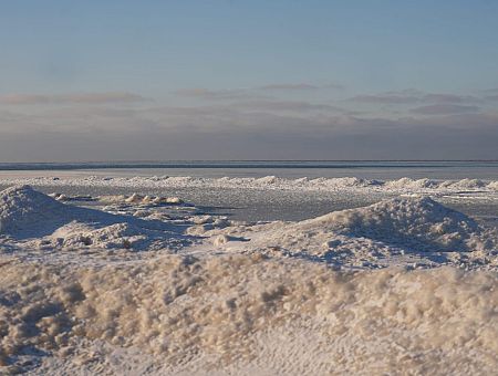 Отошёл на 400 м от берега: подросток провалился под лёд в море