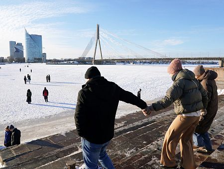 Drošības apsvērumu dēļ Rīgā cilvēkiem aizliegs uzturēties uz Daugavas ledus