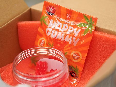 Школьники и студенты повадились заказывать из-за границы сладости с наркотиками: полиция