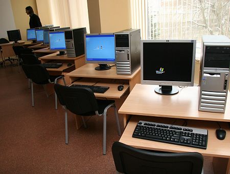 84 евро за провод: как МОН намеренно переплатило миллионы за компьютеры для школ