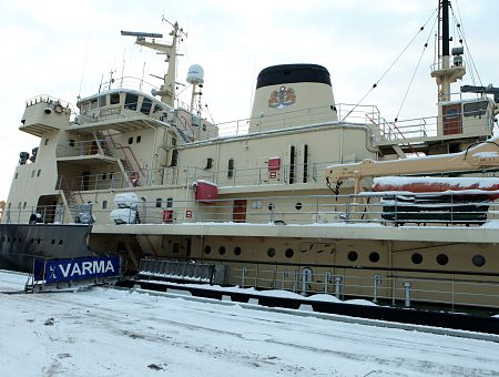 Команда ледокола «Варма» спасла людей с дрейфующей льдины в море