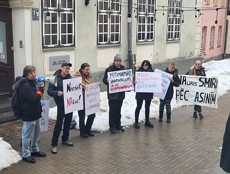 «Меньше неравноправия, а не свободы!» В Риге состоялся пикет в защиту русского языка