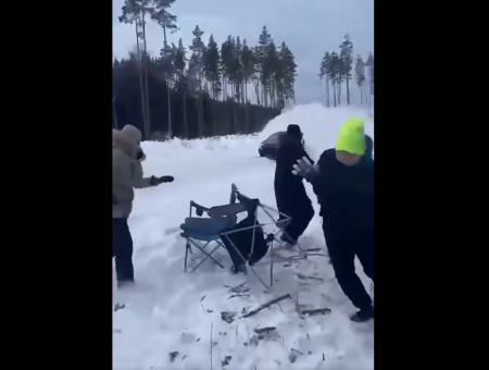 Какая жуть! На ралли Sarma 2026 машину понесло на зрителей. ВИДЕО