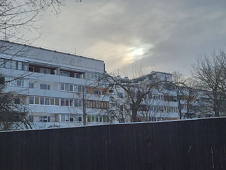 «Стоит, как гнилой зуб»: что происходит с взорванным домом на Баускас? (ФОТО)