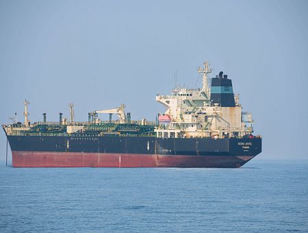 Россия будет в плюсе: ряд компаний приостановили перевозки через Ормузский пролив, что грозит ростом цен на нефть