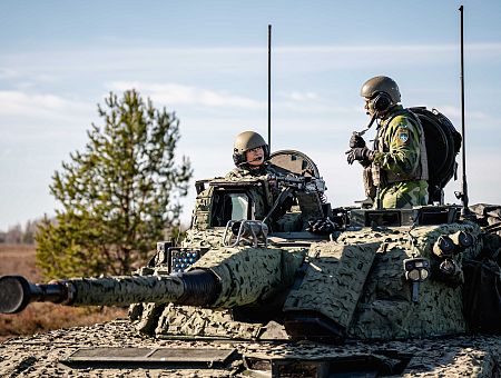 Будущая королева Швеции а в Латвии стала стрелком БМП