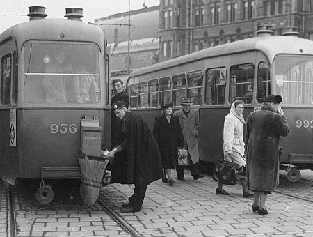 Трамваем возят? В Latvijas pasts пообещали доставить деньги из Пардаугавы на Тейку за пять дней