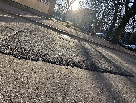 Смеяться или плакать? Рижанин выставил фото дороги после ремонта (ФОТО)