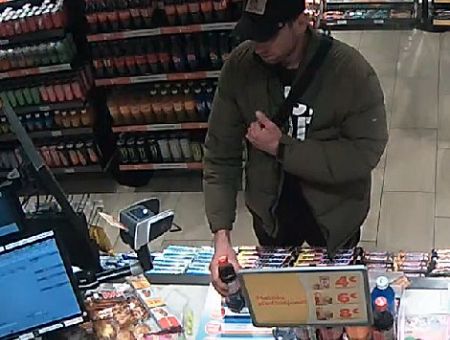 Украл, выпил? Полиция просит опознать человека (ФОТО) Украл, выпил? Полиция просит опознать человека (ФОТО)