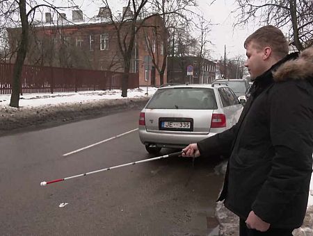 Слепой запутался в снегу и оказался под машинами: спасибо Рижской думе за уборку