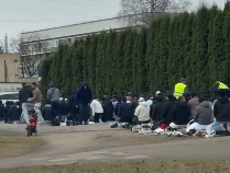 Уже и помолиться нельзя? Полиция расследует совершение массового намаза на тротуаре в Плявниеках (ВИДЕО) Уже и помолиться нельзя? Полиция расследует совершение массового намаза на тротуаре в Плявниеках (ВИДЕО)