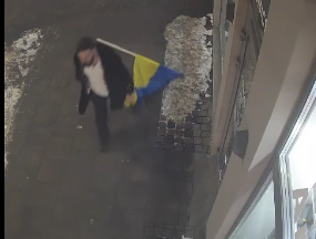 Узнаёте? Полиция разыскивает мужчину, сорвавшего украинский флаг со здания в Риге (ВИДЕО) Узнаёте? Полиция разыскивает мужчину, сорвавшего украинский флаг со здания в Риге (ВИДЕО)