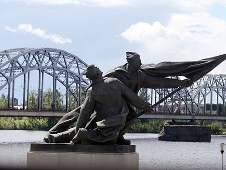 «У памятника русская аура»: что рижане думают о монументе бойцам революции 1905 года