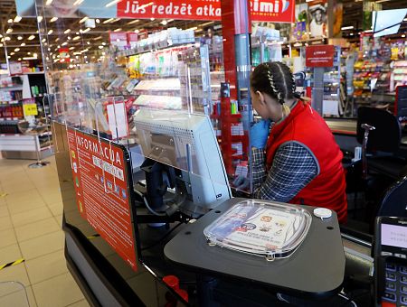 На весь магазин — одна кассирша: покупатели жалуются на сервис Rimi