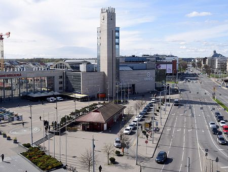 Закрыли цветочками: жители Риги обнаружили надписи на русском на привокзальной площади