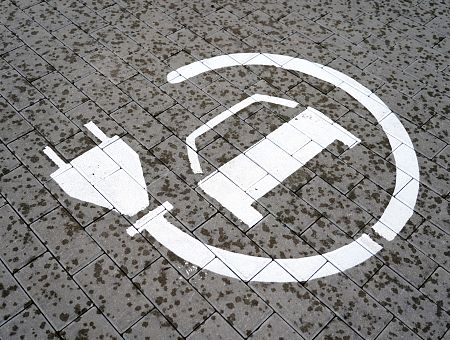 Aptauja: Latvijā 45% iedzīvotāju neplānotu elektroauto iegādi augstās cenas dēļ