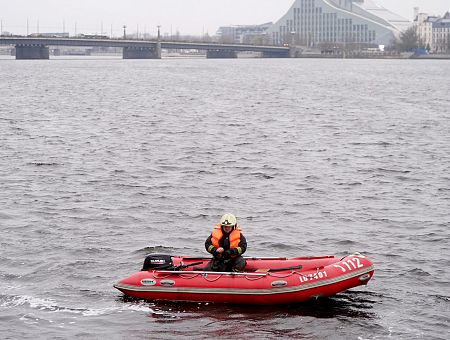 Daugavas apkārtnē turpina meklēt, iespējams, upē no Akmens tilta iekritušu cilvēku
