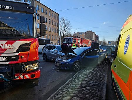 Жесткая авария в центре Риги: у машин оторваны колеса