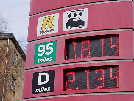 Растут не по дням, а по часам: цены на заправках достигли новых высот