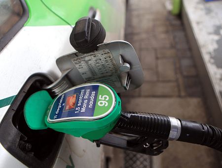 Цена на топливо в Латвии превысила 2 евро: что дальше?