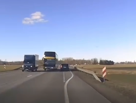 «Не дрова везёшь!» В соцсетях возмущаются опасным манёвром; чудом обошлось без ДТП (ВИДЕО)