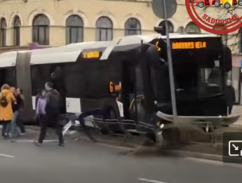 В центре Риги попал в аварию пассажирский автобус (ВИДЕО) В центре Риги попал в аварию пассажирский автобус (ВИДЕО)