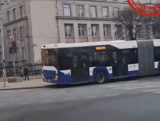 В центре Риги попал в аварию пассажирский автобус (ВИДЕО) В центре Риги попал в аварию пассажирский автобус (ВИДЕО)