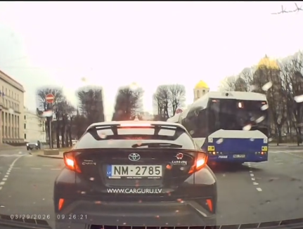 В центре Риги попал в аварию пассажирский автобус (ВИДЕО)
