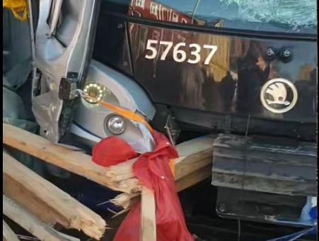 Жуткие кадры ДТП: доски пробили трамвай насквозь (ВИДЕО)