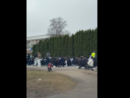 Прямо посреди Плявниеков?! Очевидцы засняли толпу молящихся мусульман