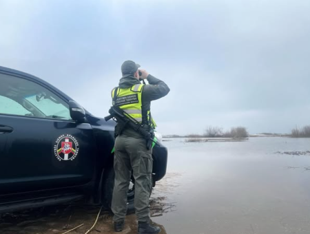 Побежали дальше: попавшие в Латвию нелегалы застряли в литовском болоте у границ Польши