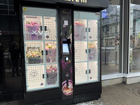 «Если подарили такой букет, знай — он краденый!» В Риге вскрыли автомат по продаже цветов (ВИДЕО)