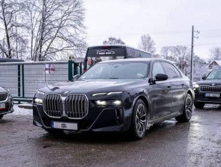 «Наши люди в булочную на такси не ездят!» В сети обсуждают авто президента Латвии