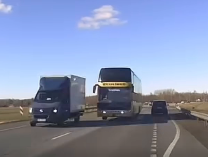 Водитель двухэтажного автобуса «Эколайн» идет на обгон: опасный манёвр на Бауском шоссе (ВИДЕО)