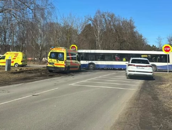 Столкнулись городской автобус и легковушка: ДТП в Риге