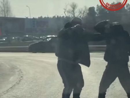 В Дрейлини два водителя не поделили дорогу и порадовали зрителей боями без правил