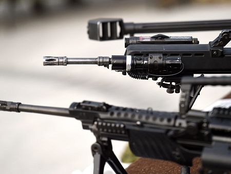 Улететь не получится, надо учиться сражаться: репортаж Politico с урока военной подготовки в Латвии