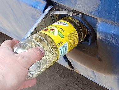 «Залил подсолнечное масло и поехал!» Не повторяйте такие эксперименты (ВИДЕО)