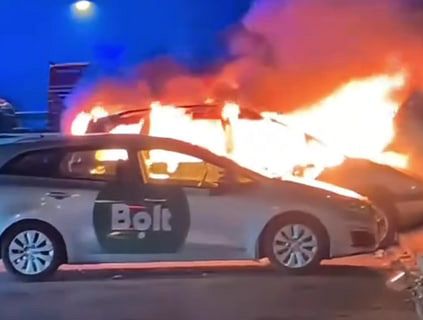 Огненный шар охватил машину: пожар у торгового центра в Пурвциемсе (ВИДЕО)