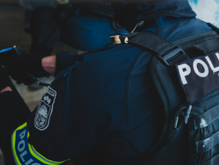 Бил, душил, связал руки и ноги: полиция освободила рижанку от родного мужа