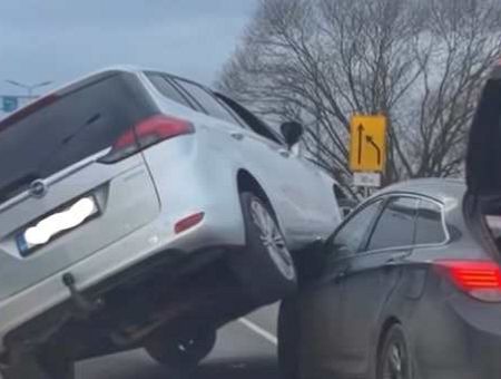 Подмял под себя: движение в Плявниеки затруднено из-за аварии (ВИДЕО)