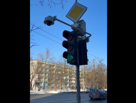 Светофор-ловушка в центре Риги? Полиция разъясняет нюансы (ВИДЕО)